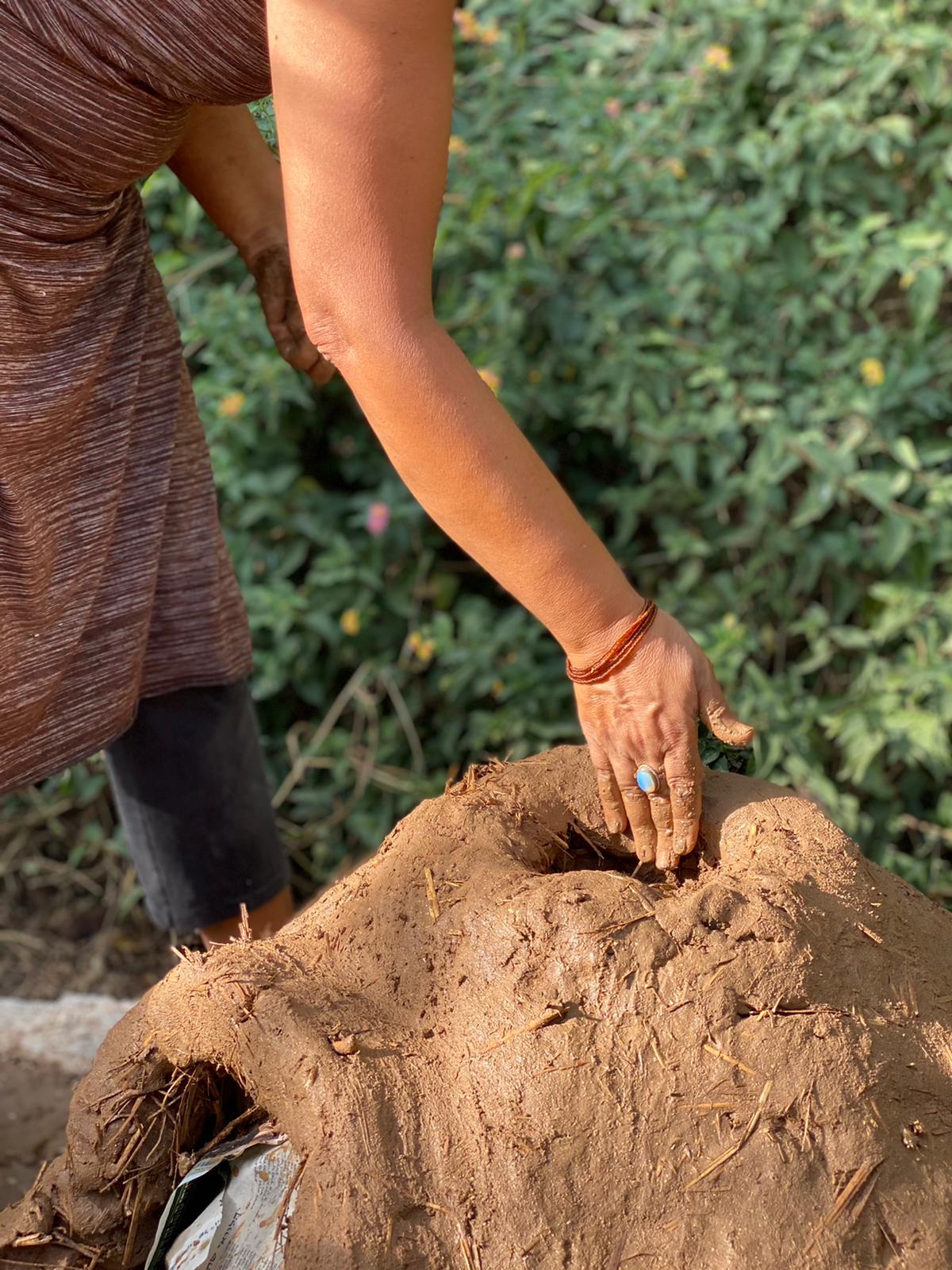 ידיים באדמה 21